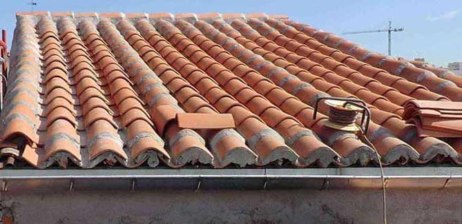 Sustituir pares de madera en cubierta por perfiles metálicos.