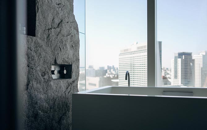 Piedra natural en un baño con vistas.